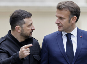 ukraine zelensky ecoute macron prets a oeuvrer pour une paix reelle