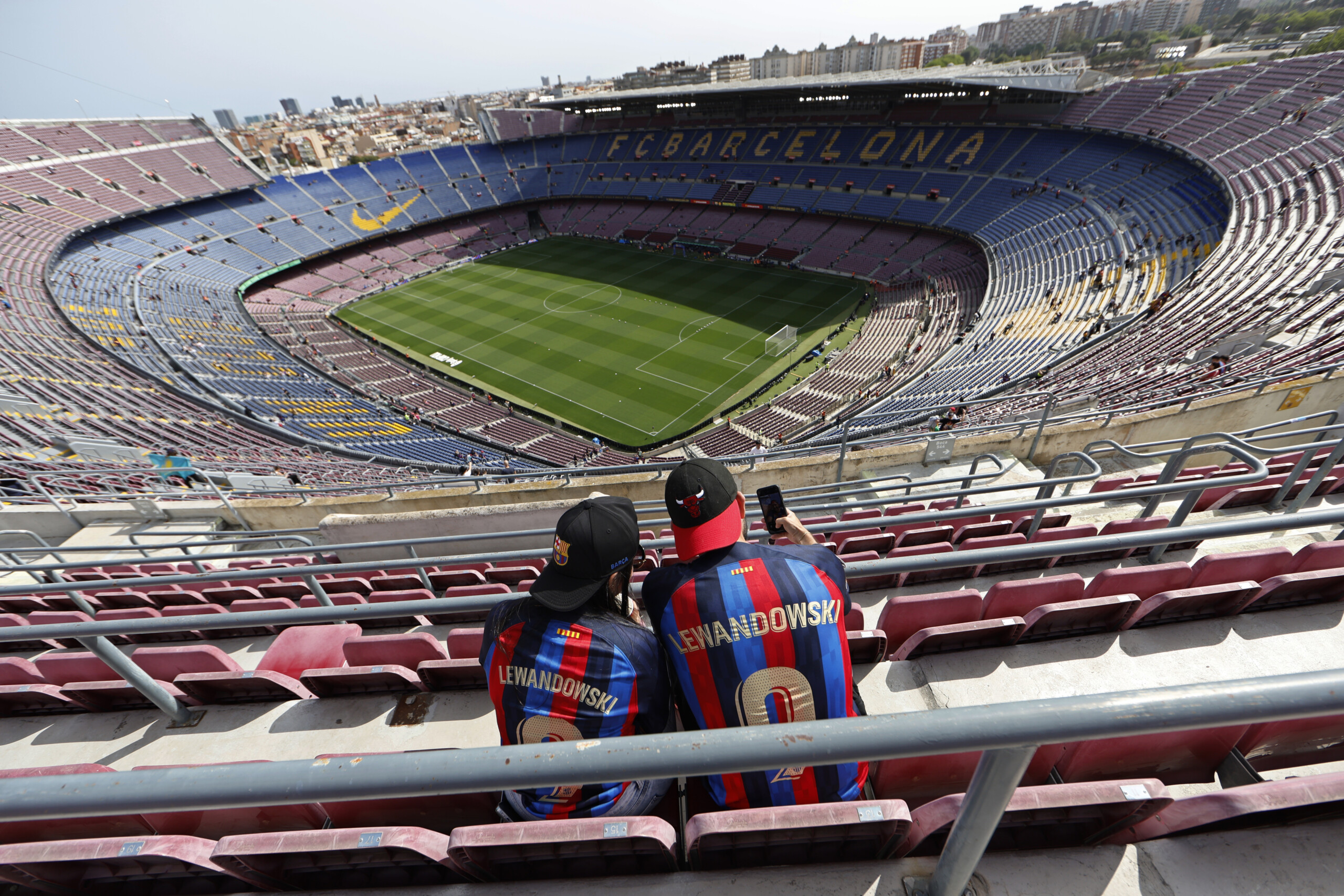 le retour du fc barcelone au camp nou menace plus de 200 problemes detectes scaled