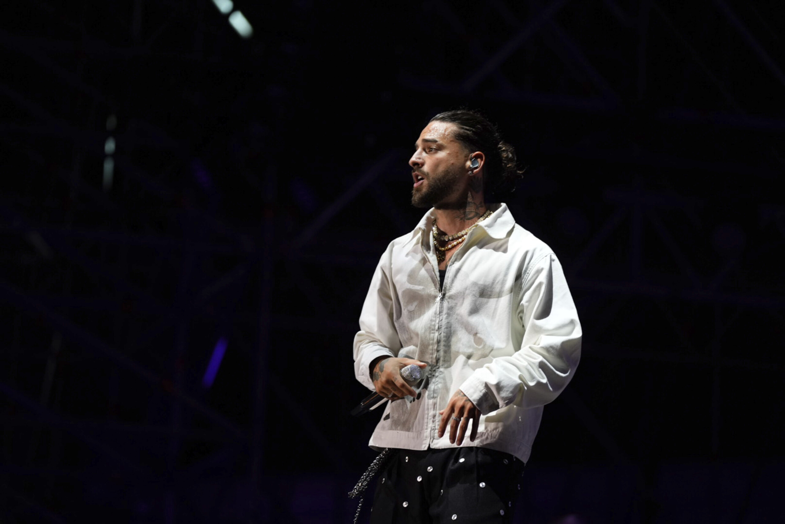 maluma sen prend a deux parents lors dun concert pour avoir amene un enfant dun an scaled