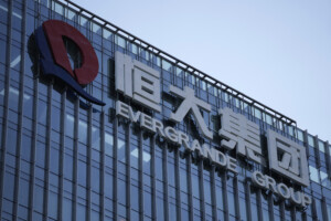 evergrande la bourse de hong kong retire le titre de la cote