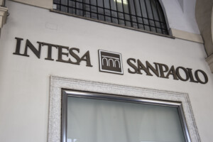 intesa sp 800 millions deja investis pour reduire les inegalites sociales