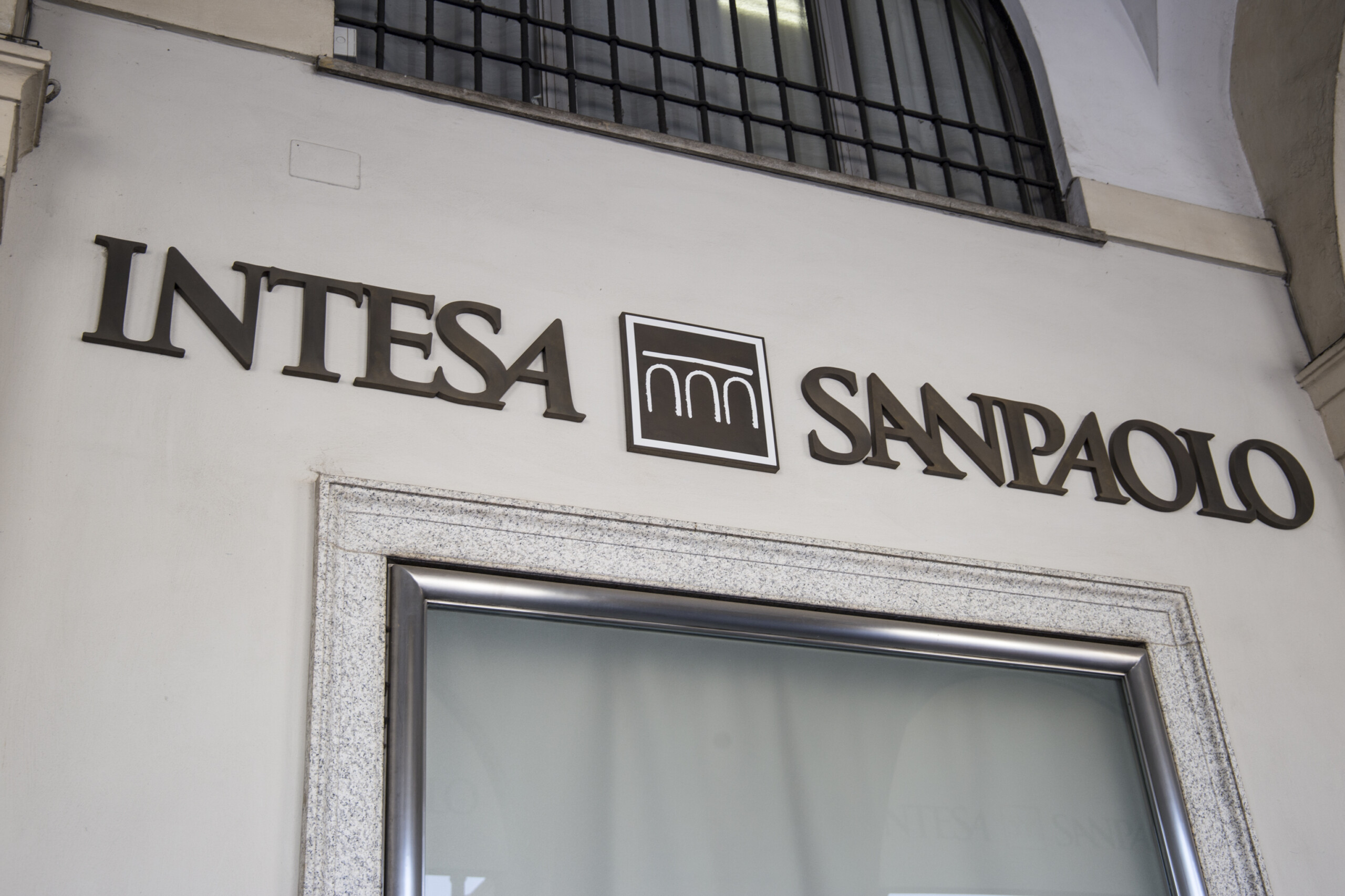 intesa sp 800 millions deja investis pour reduire les inegalites sociales scaled