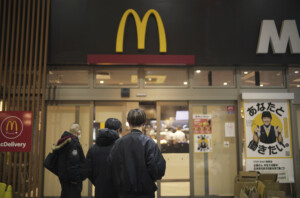 japon mcdonalds annule sa promotion happy meal avec des cartes pokemon