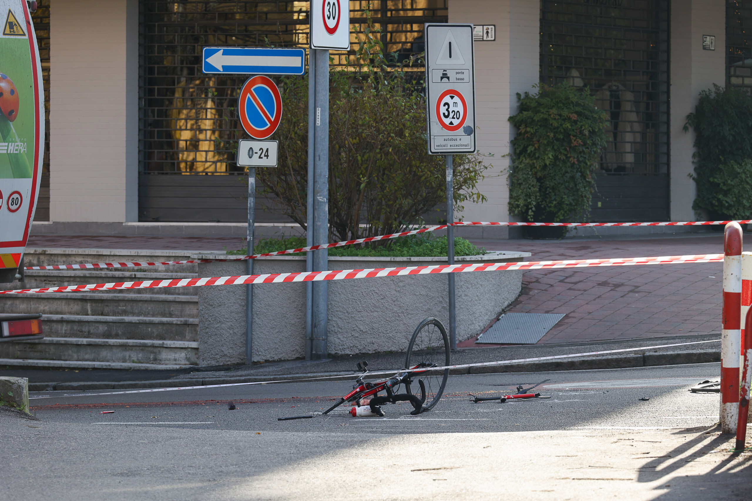 accidents de la route collision entre une voiture et un velo un cycliste decede pres de verone scaled
