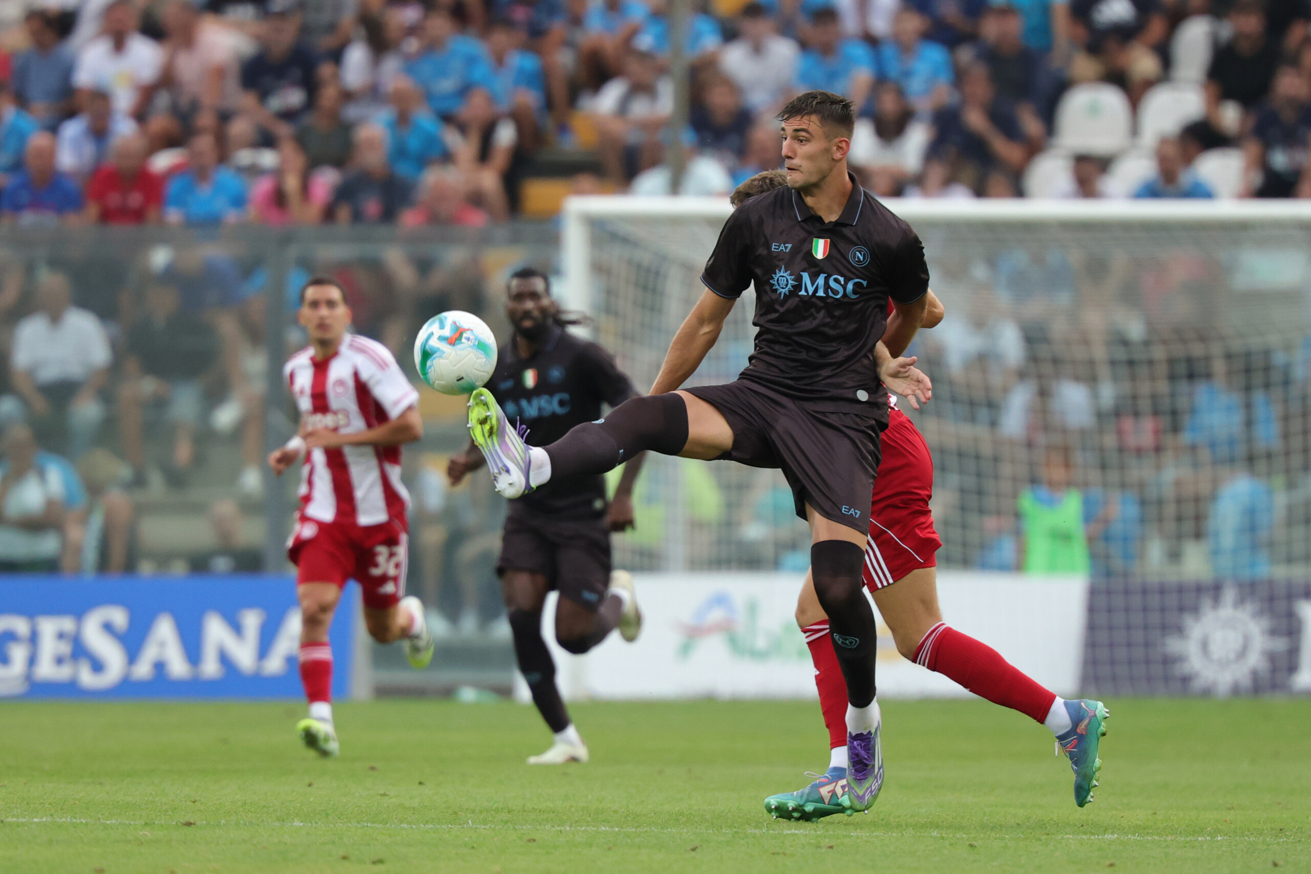 naples simpose 2 1 contre lolympiakos buts de politano et lucca scaled