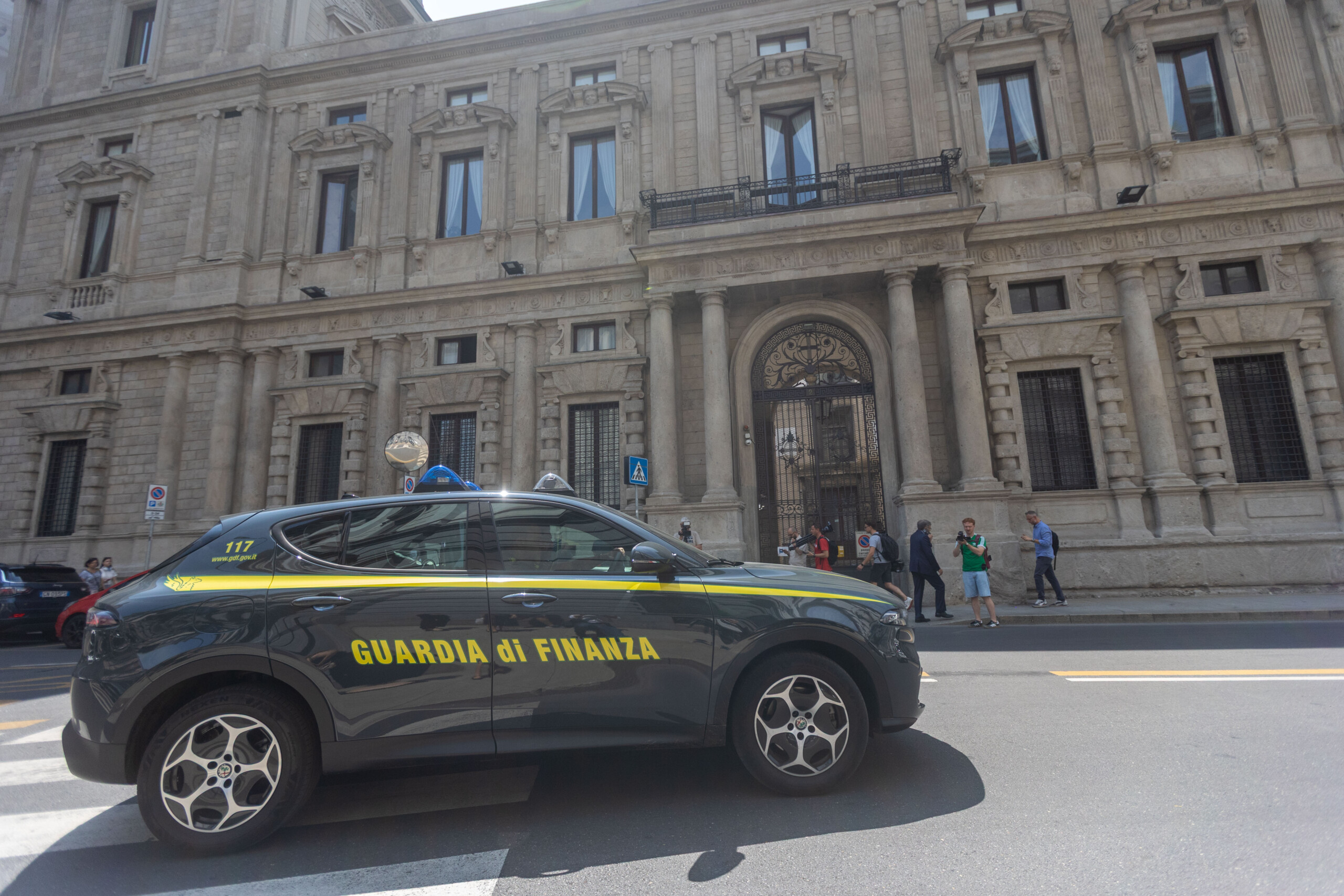 rimini la brigade financiere accuse une influenceuse devasion fiscale pour un montant de 300 000 euros scaled