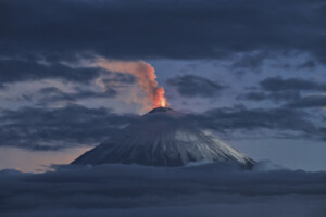 russie eruption volcanique au kamtchatka perturbations possibles pour les vols a destination de lalaska
