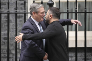 ukraine starmer accueille zelensky avec une accolade a downing street
