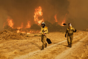 incendies des milliers de pompiers a pied doeuvre en espagne au portugal et en grece