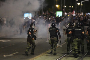 serbie un citoyen italien parmi les personnes arretees lors de la manifestation anti gouvernementale