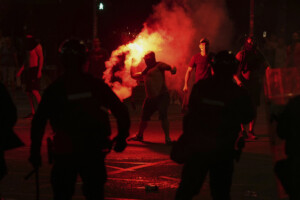 serbie violents affrontements entre manifestants et policiers lors des manifestations contre vucic