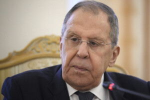 ukraine lavrov arrive en alaska avec un sweat portant linscription urss
