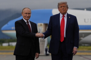 ukraine sommet en alaska poignees de main et sourires entre trump et poutine a laeroport