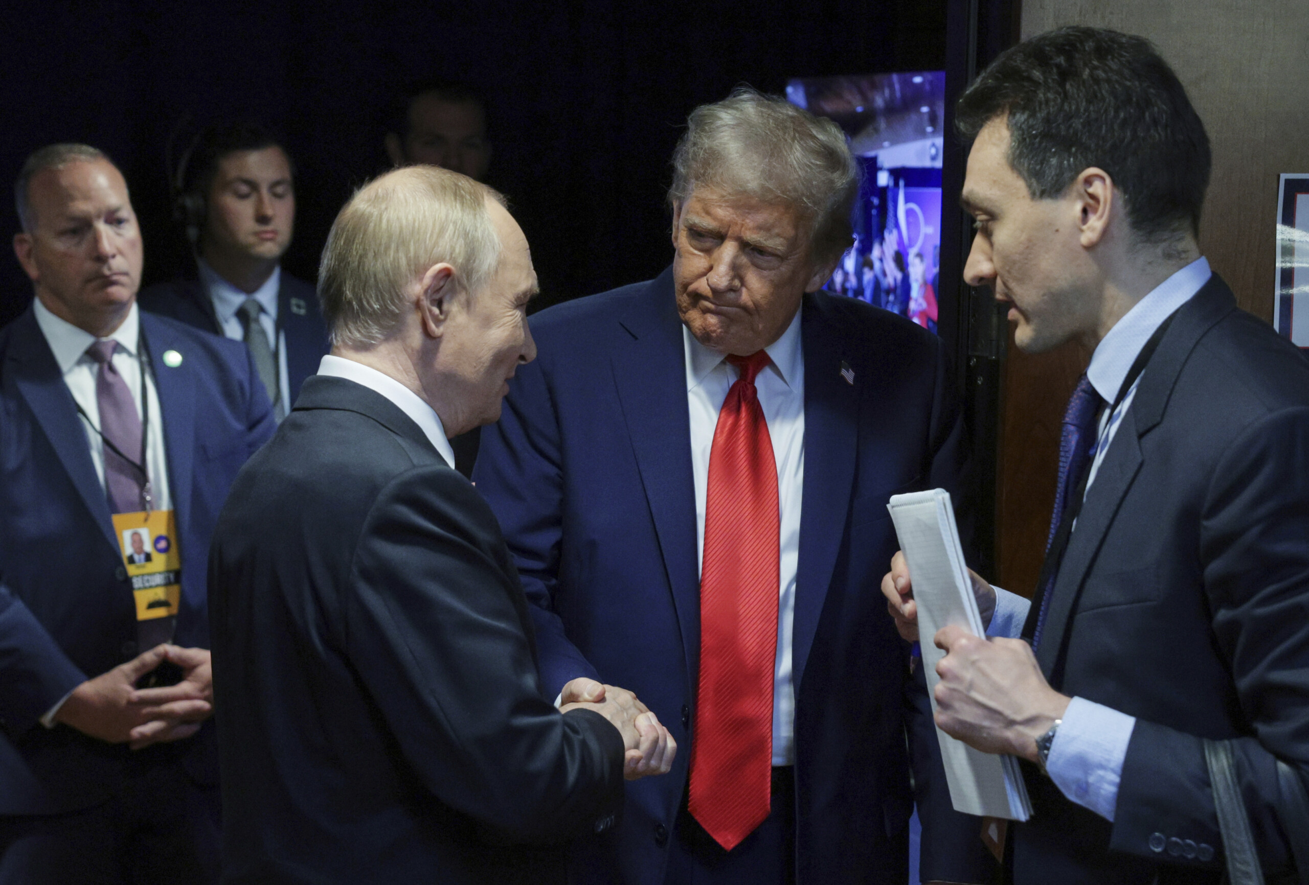 ukraine des documents confidentiels americains sur le sommet oublies dans un hotel a anchorage scaled