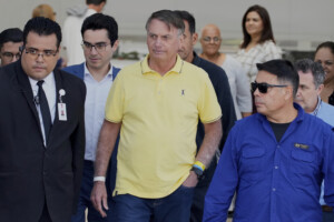 bresil bolsonaro sort de son assignation a residence pour se faire soigner verdict en septembre