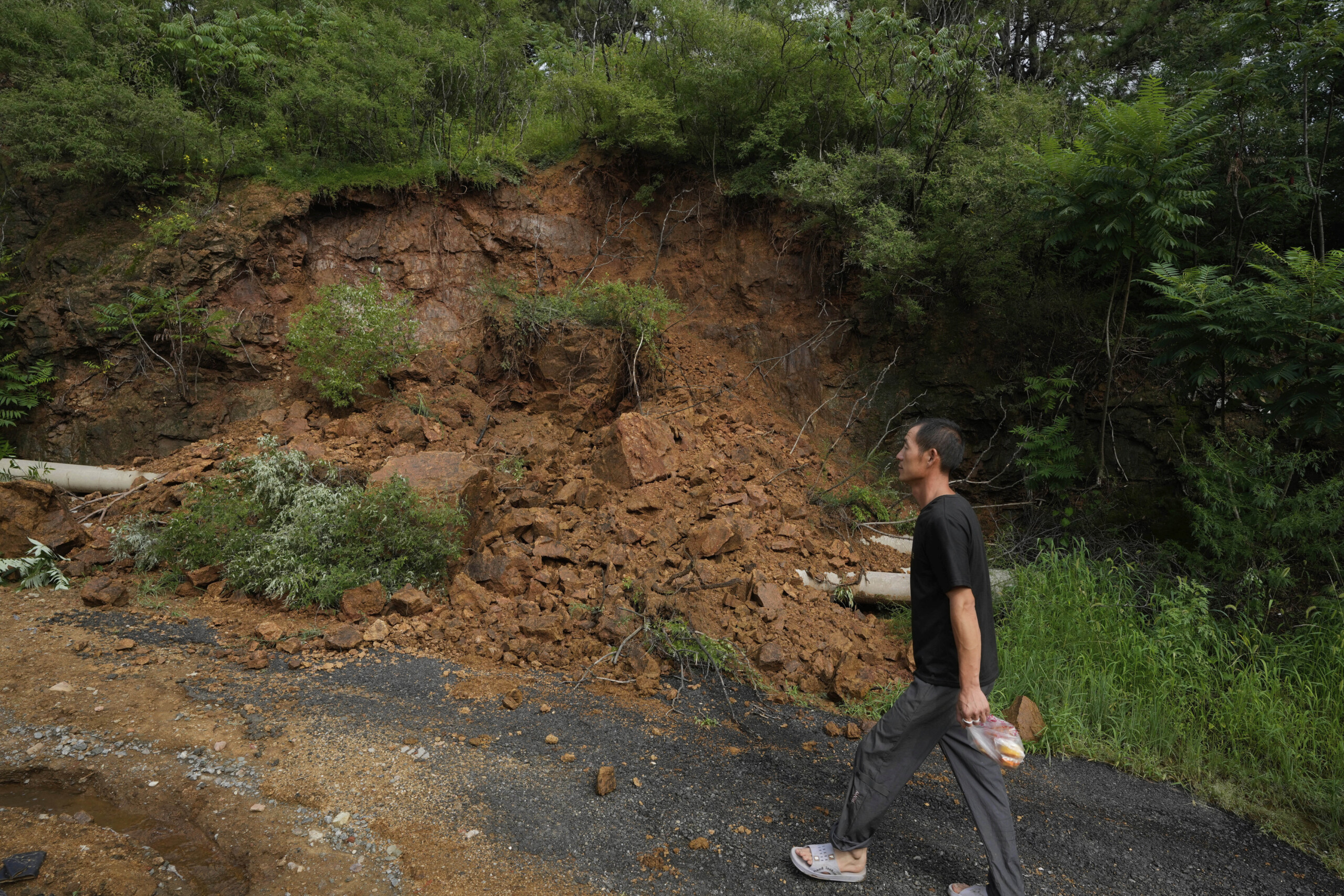 chine 10 morts et 2 disparus dans des inondations dans le nord un camping emporte scaled