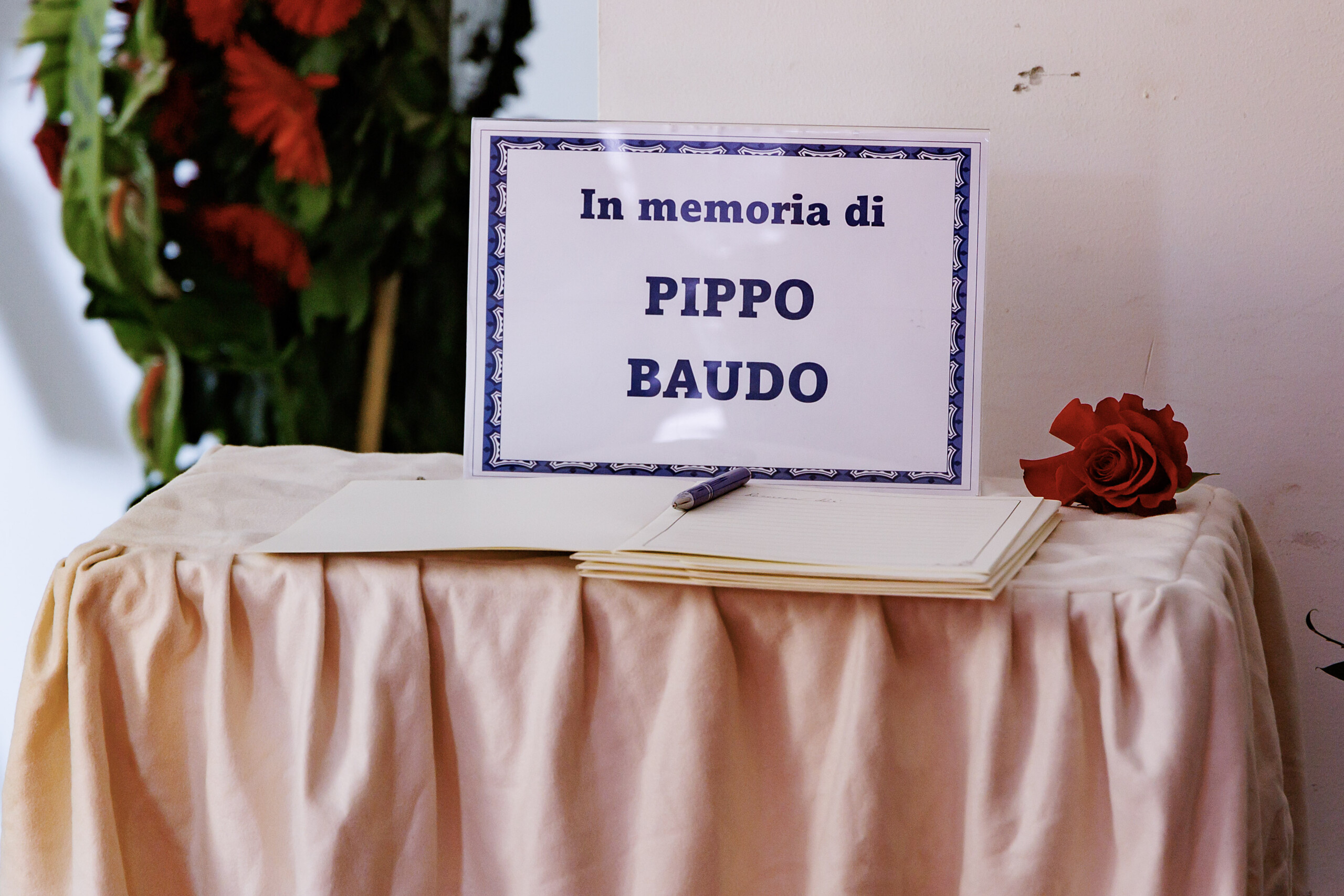 pippo baudo couronne de fleurs du president de la republique derriere le cercueil scaled