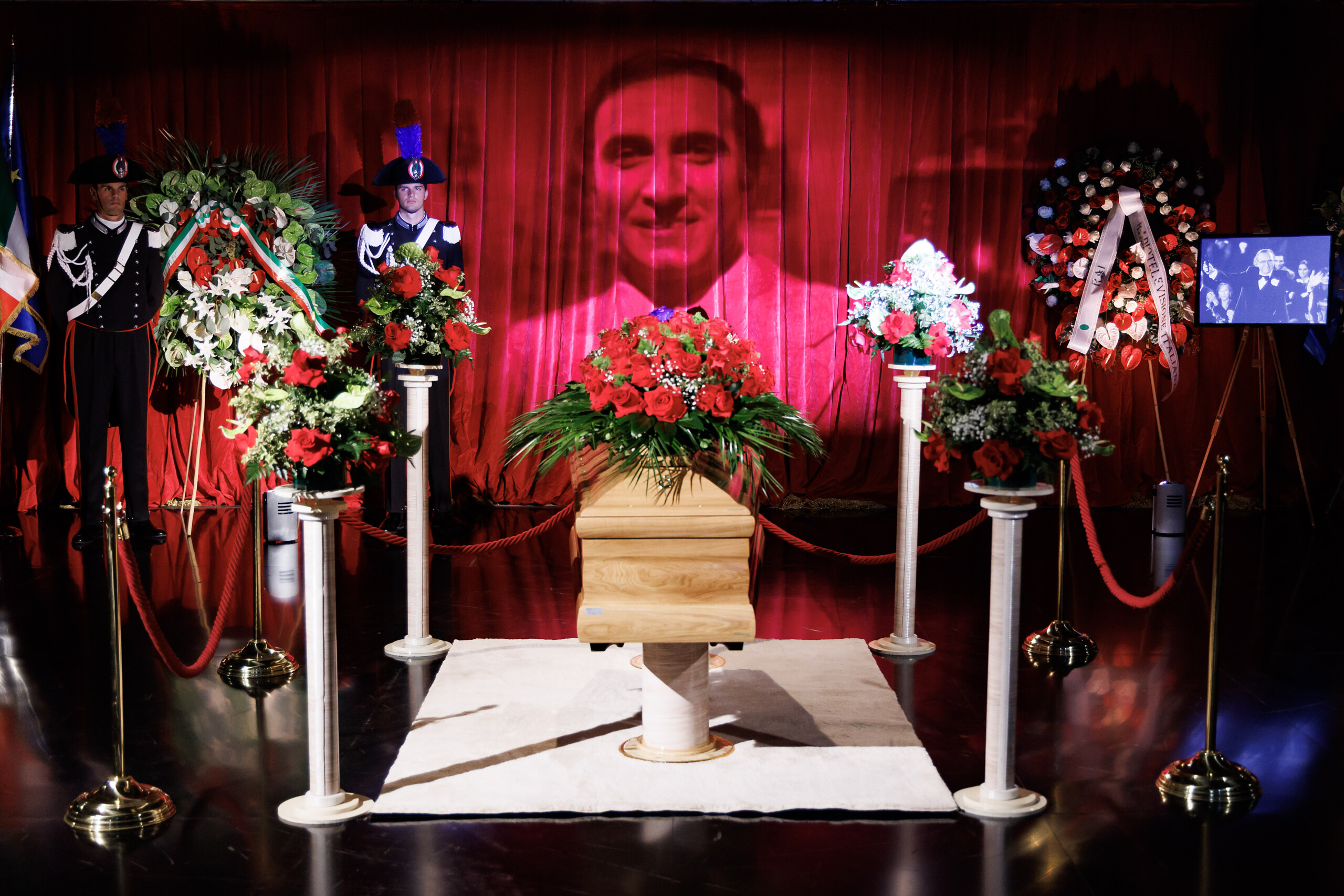 pippo baudo file dattente au teatro delle vittorie avant louverture de la chambre funeraire scaled