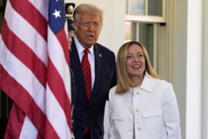 ukraine lavion de meloni a atterri a washington la premiere ministre sera a la maison blanche a 18 heures