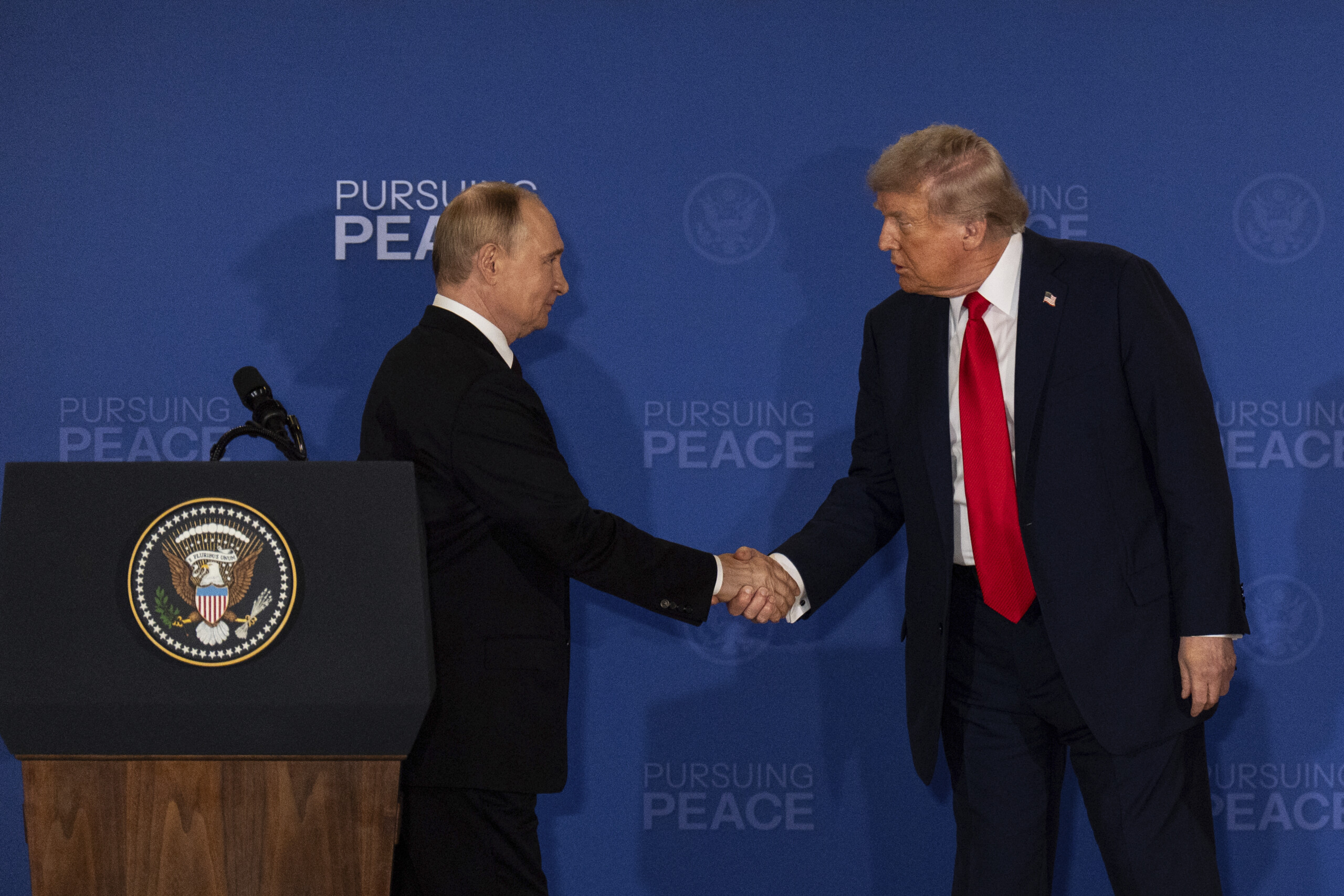 ukraine trump menace de quitter le sommet apres linsistance de poutine sur donetsk scaled
