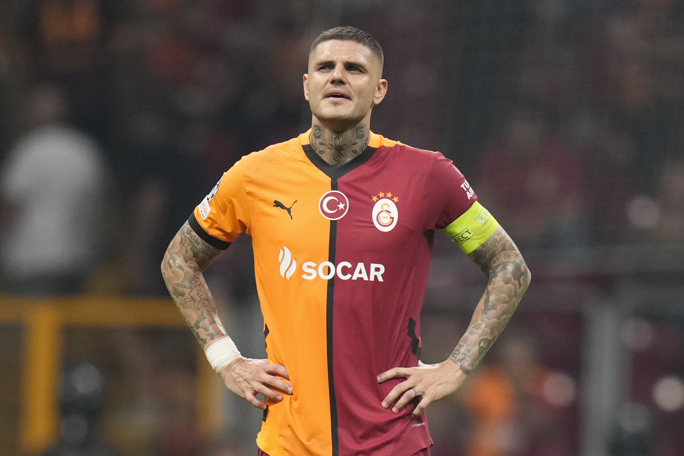 football submerge par les fans de galatasaray icardi donne un coup de tete a un supporter