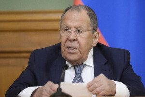 ukraine lavrov la presence de troupes etrangeres dans le pays est inacceptable