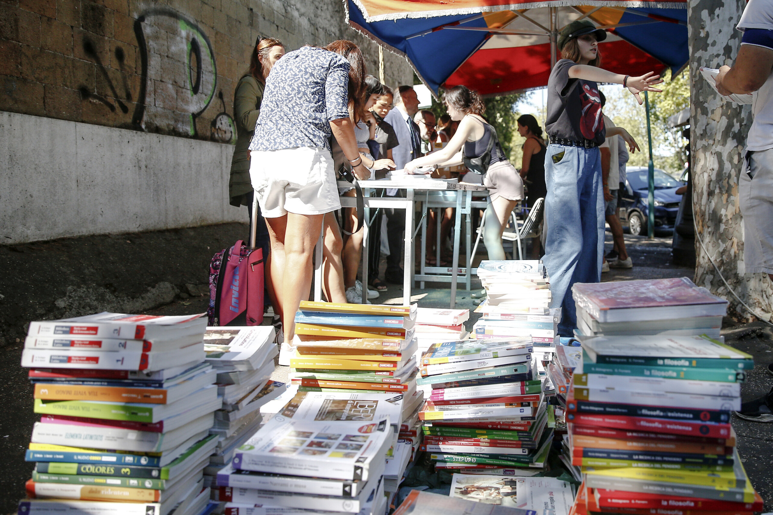 ecole codacons pour le materiel et les livres une augmentation de 1 300 euros par eleve scaled
