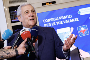 ukraine tajani sentretient avec les ministres francais et allemand une coordination decisive pour la paix
