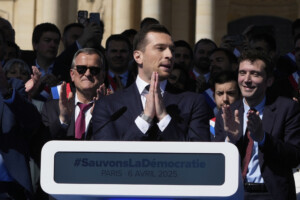 france bardella macron doit dissoudre le parlement ou demissionner