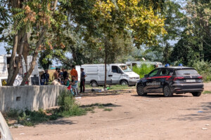 naples un cadavre retrouve dans la rue lenquete est en cours