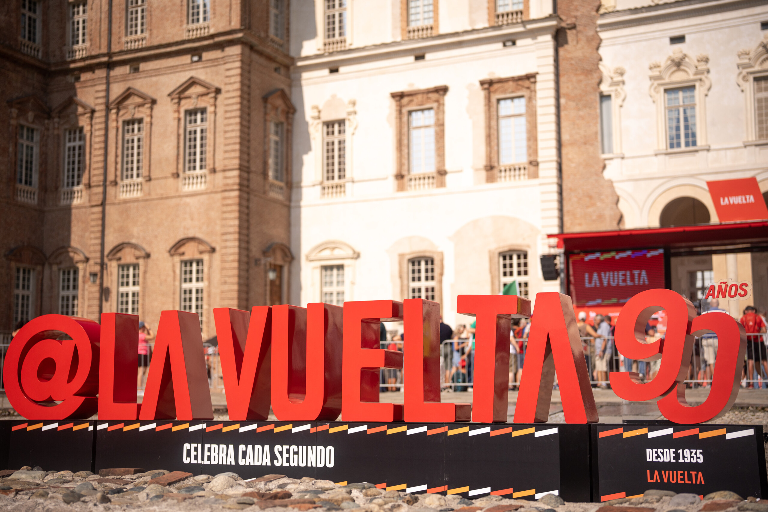 vuelta ben turner remporte la quatrieme etape a voiron gaudu en maillot rouge scaled