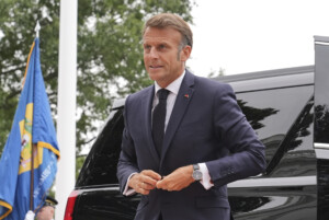 france macron aux ministres il ne faut pas se considerer deja vaincus