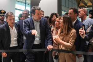 pont sur le detroit salvini jinviterai macron a le traverser avec la premiere voiture