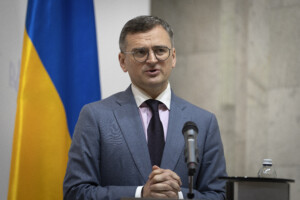 ukraine kuleba des armes et des sanctions pour amener poutine a la table des negociations