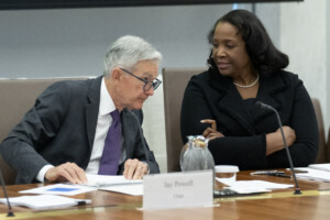 etats unis la gouverneure de la fed lisa cook poursuit trump