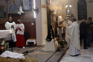 moyen orient eglise de gaza city nous hebergeons plus de 400 refugies nous restons ici