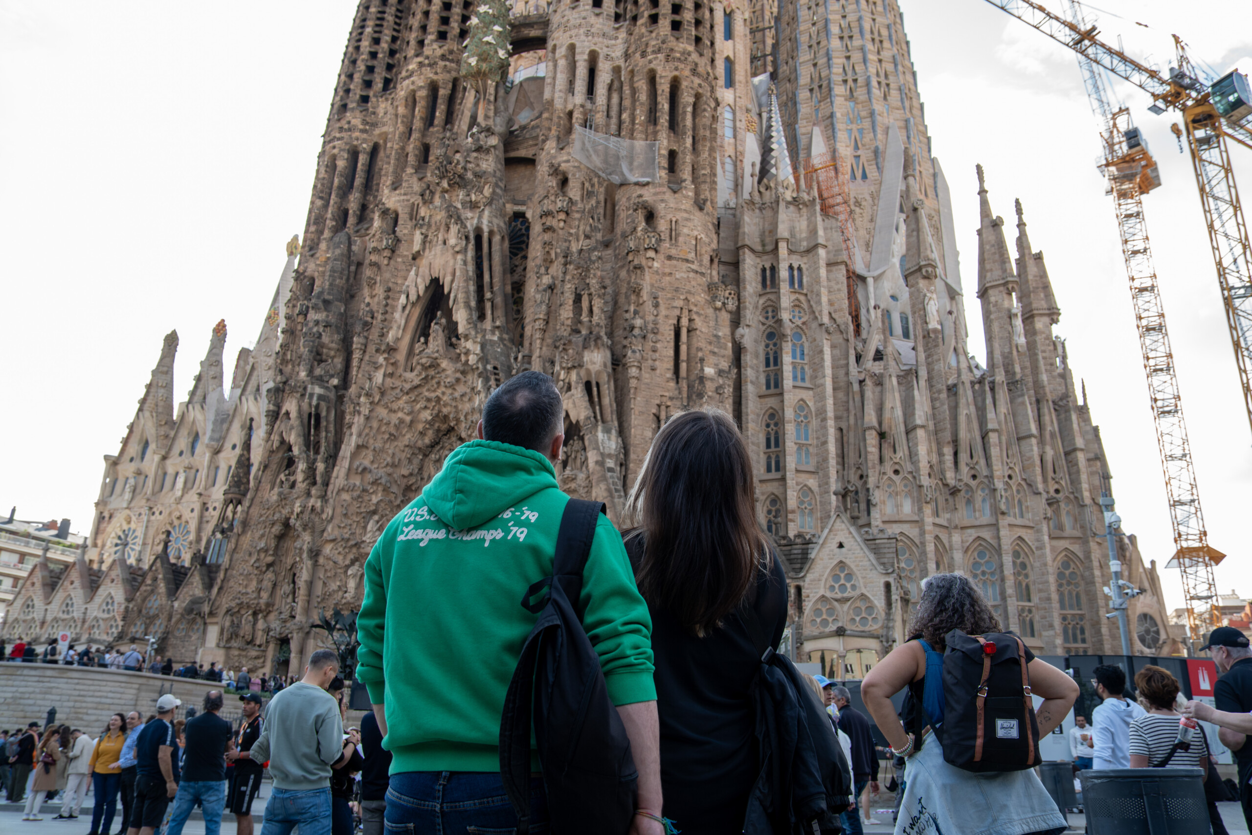 espagne poudre coloree sur la facade de la sagrada familia deux militantes pour le climat interpellees scaled