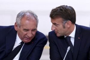 france macron appelle a une mobilisation totale pour bayrou