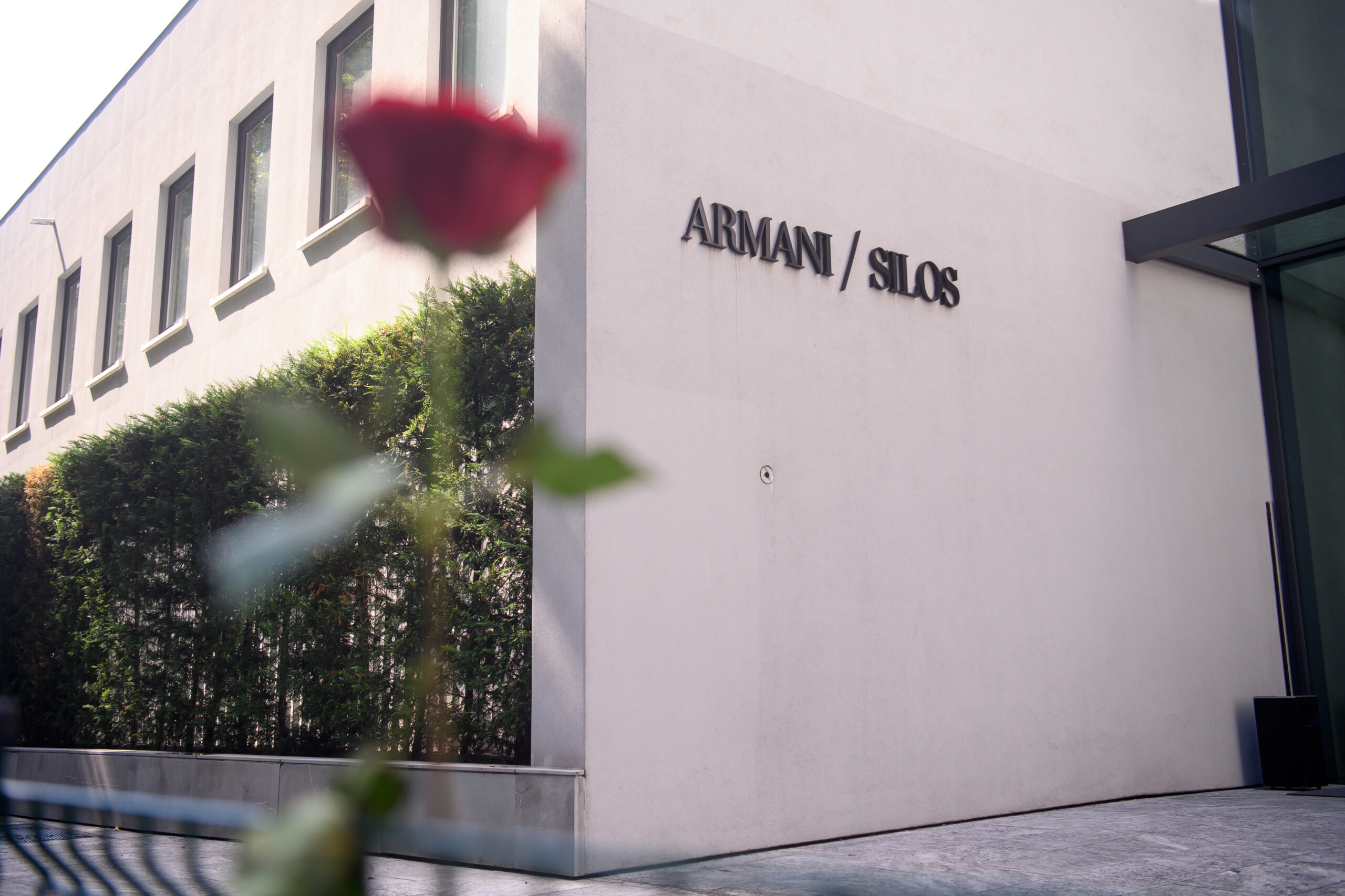 armani une foule fait la queue pour acceder a la chambre funeraire scaled