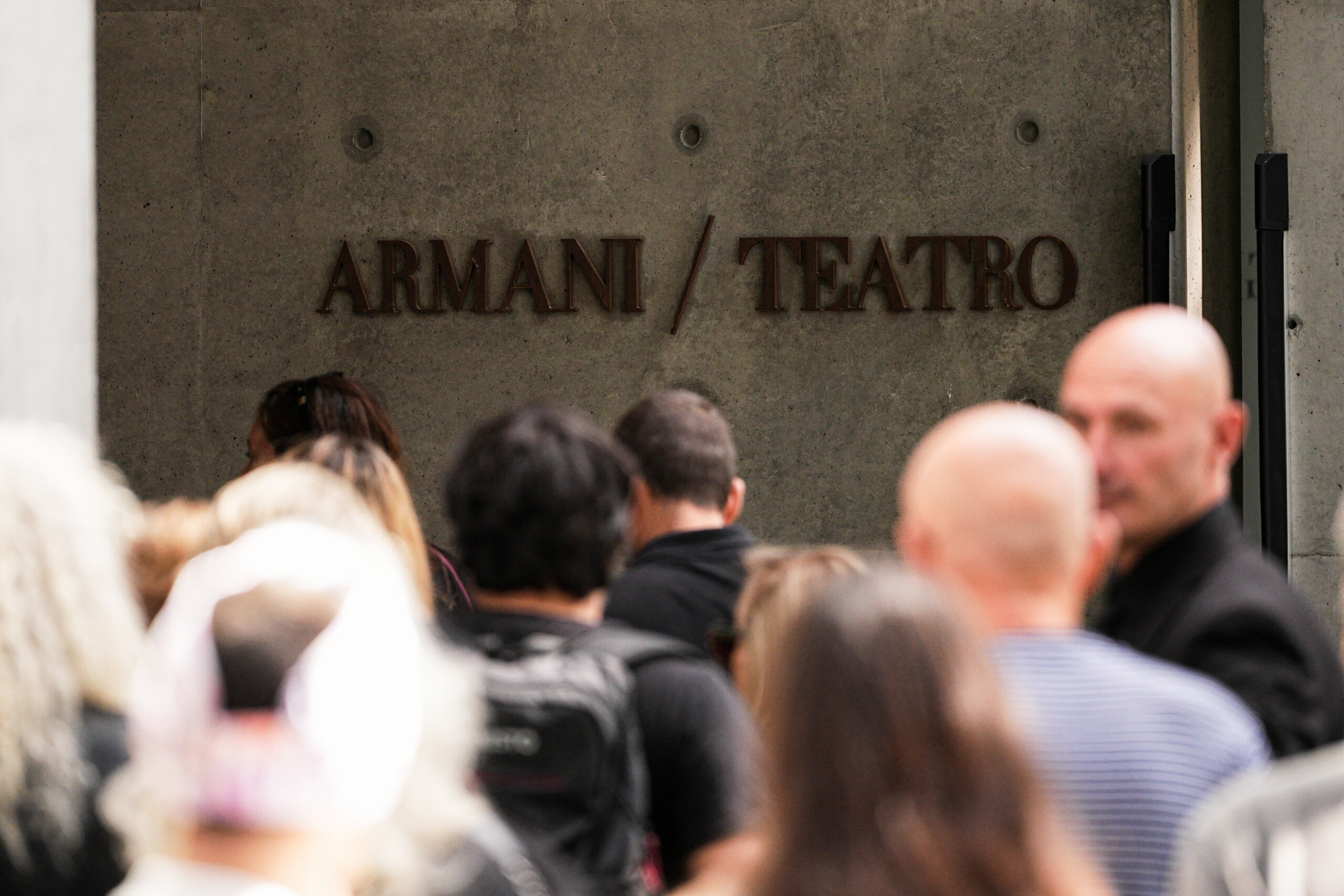 armani la chapelle ardente fermee 10 000 personnes font la queue pour un dernier adieu scaled