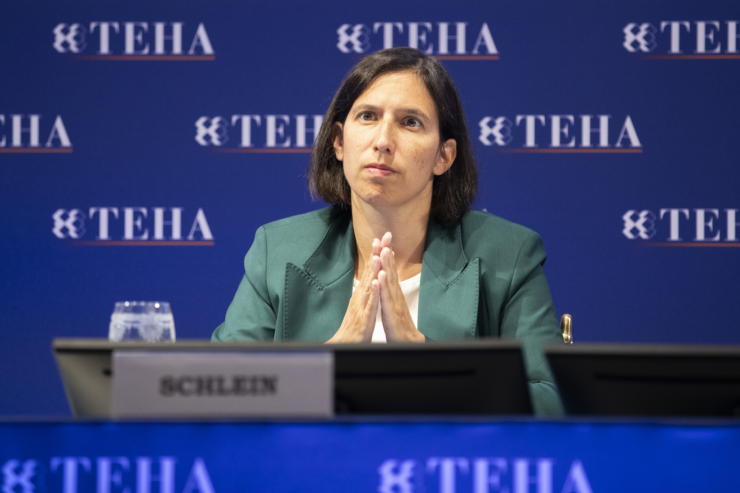 banques schlein la seule intervention du gouvernement meloni cest dans le jeu du risk scaled