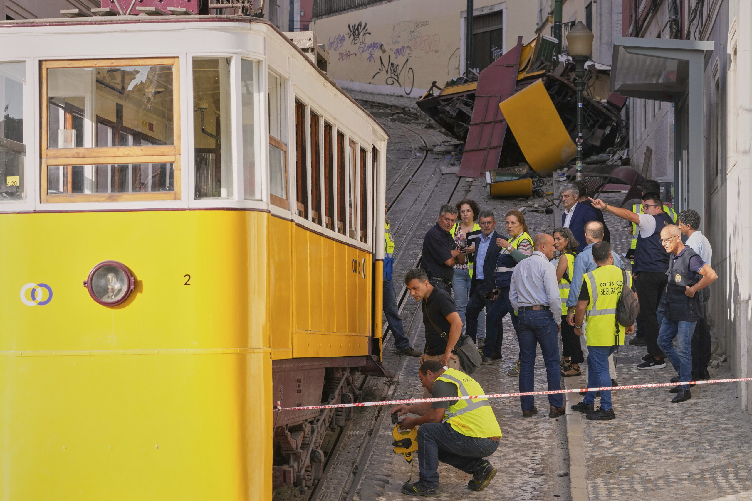 tragedie a lisbonne accident de funiculaire cause par la rupture dun cable entre les cabines scaled