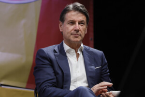 ukraine conte ne fermez pas la voie diplomatique a la russie lotan doit etre reformee