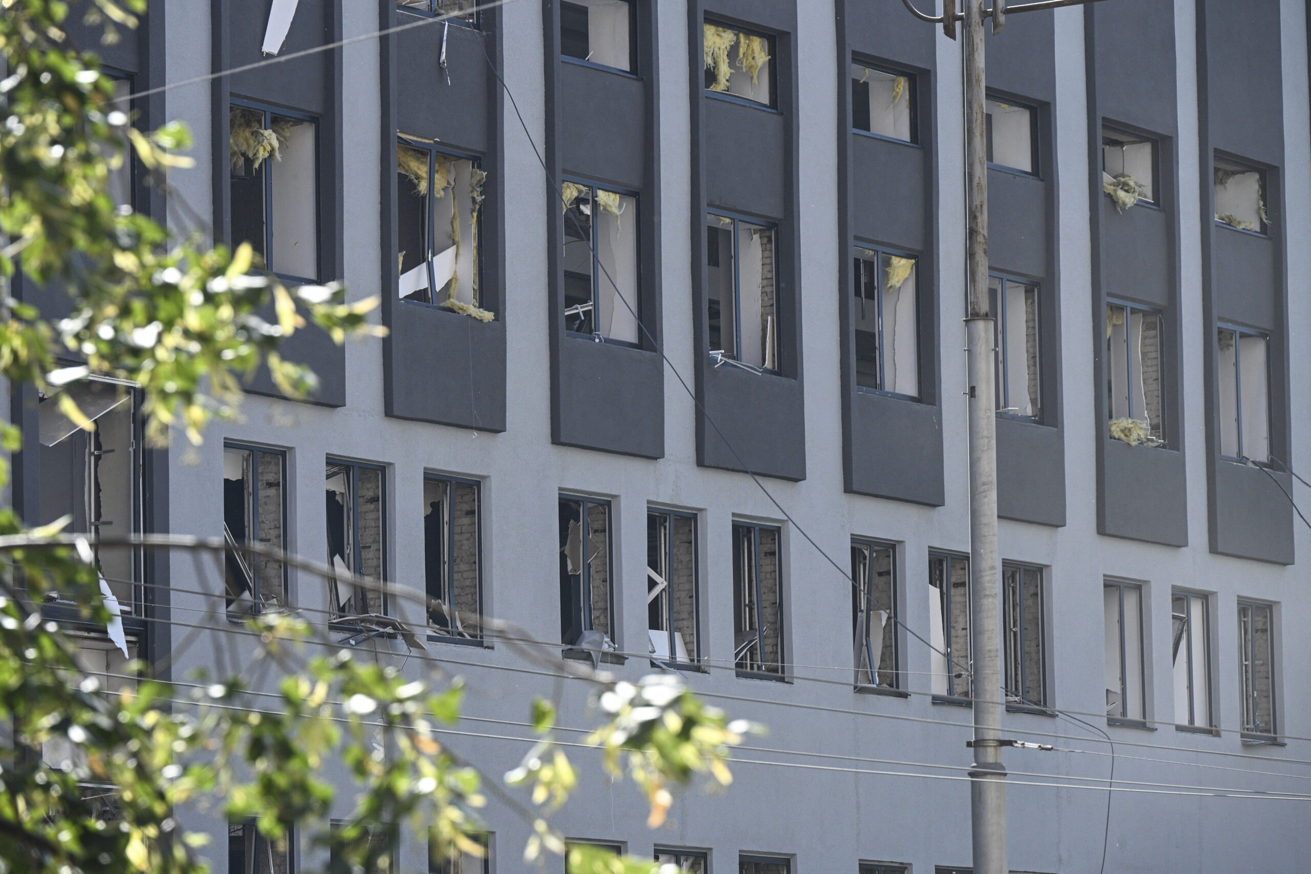 ukraine de la fumee seleve dun batiment gouvernemental a kiev apres une attaque russe scaled