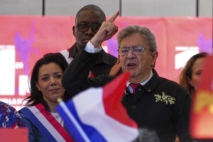 france melenchon seule la demission de macron mettra fin a cette triste comedie