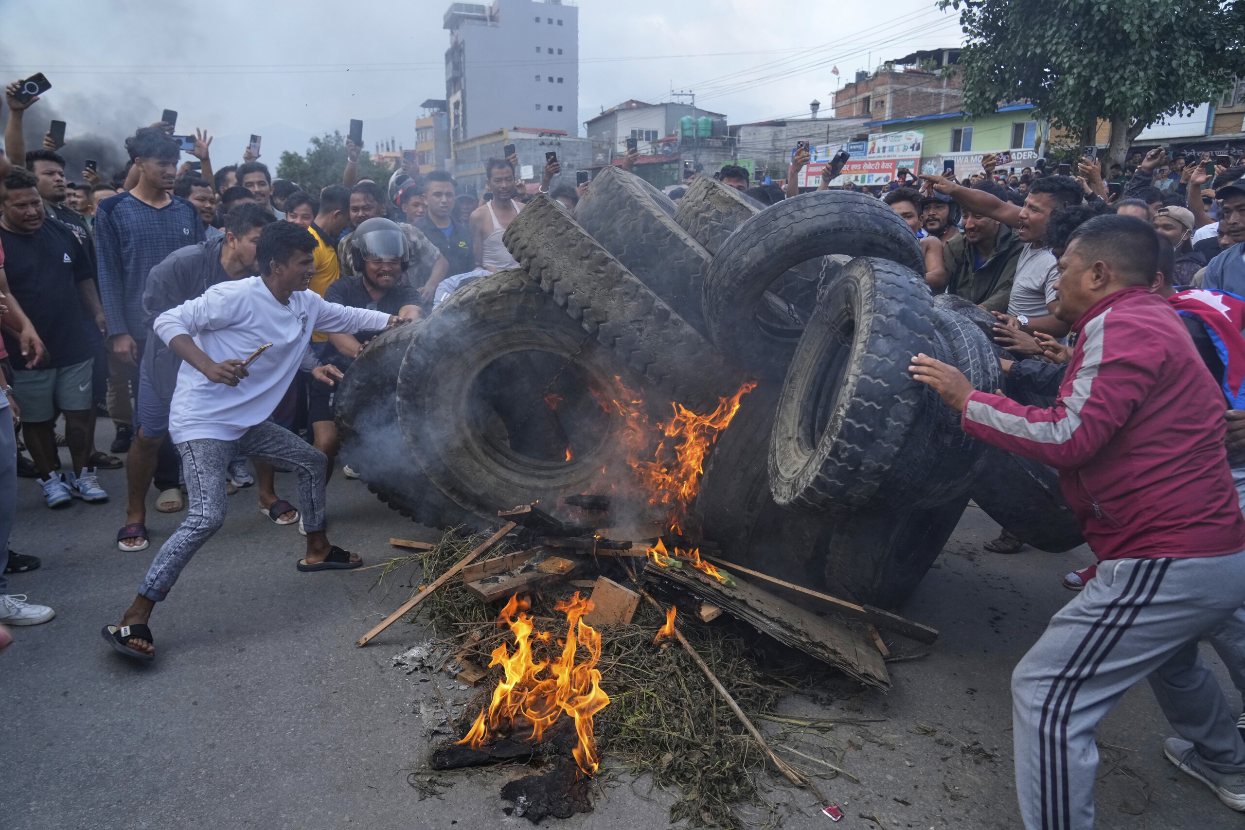 nepal le gouvernement leve le blocage des reseaux sociaux apres les protestations scaled