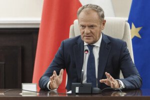 pologne tusk nous avons enregistre 19 violations de lespace aerien nous invoquerons larticle 4 de lotan
