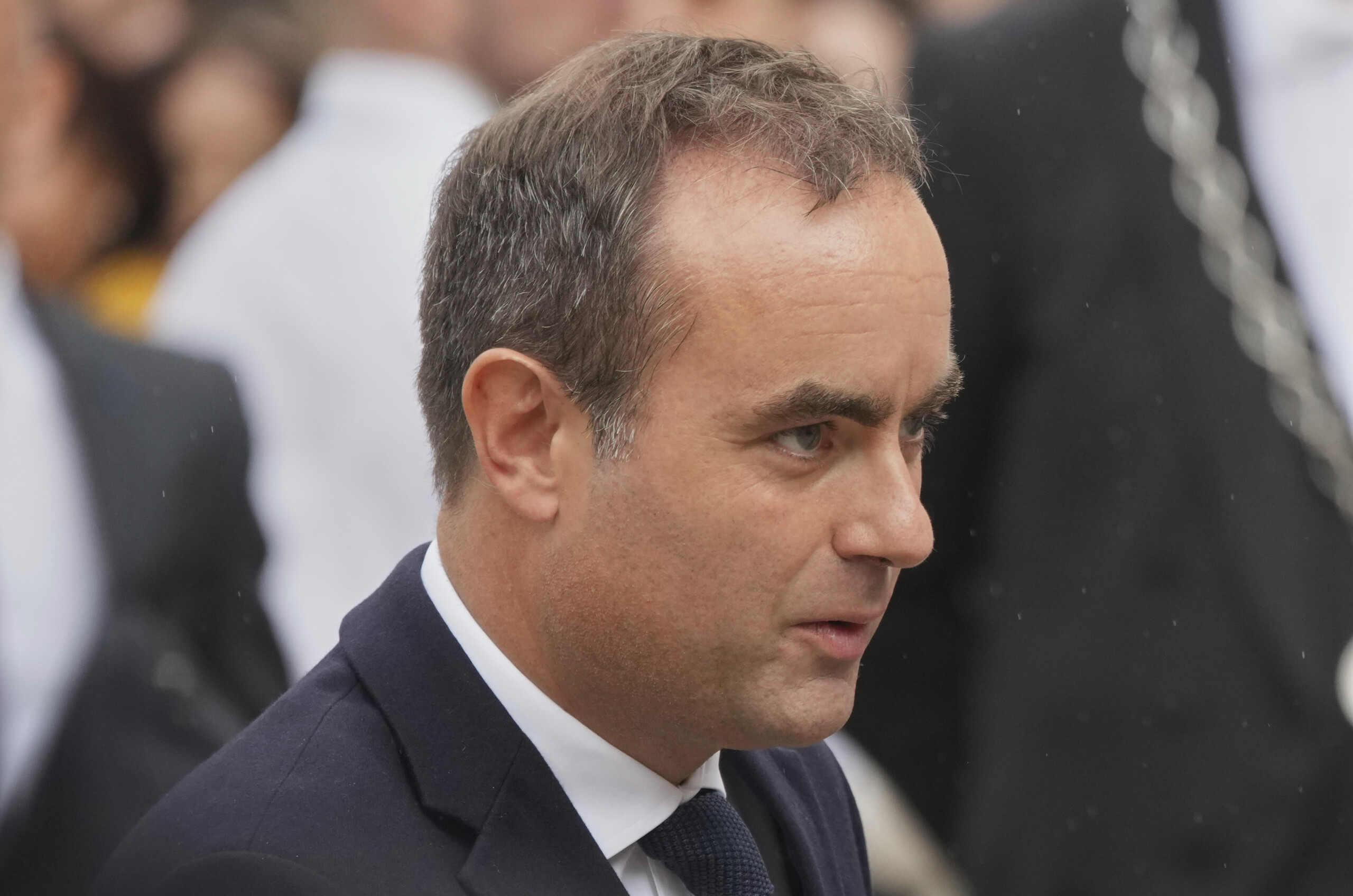 france lecornu mene des consultations et rend egalement visite a sarkozy scaled