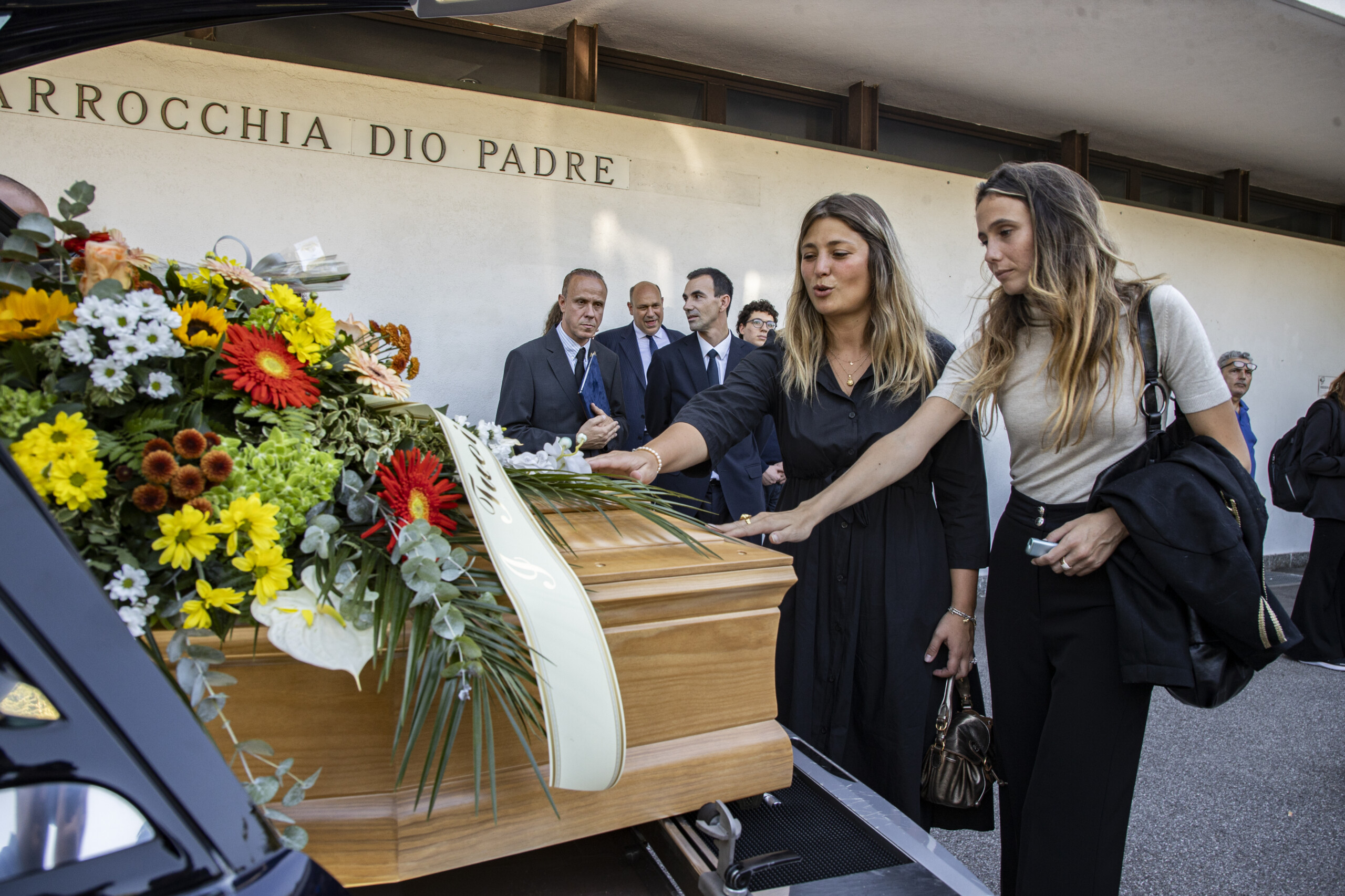 emilio fede ses cendres transportees en irpinia placees a cote de celles de sa femme scaled