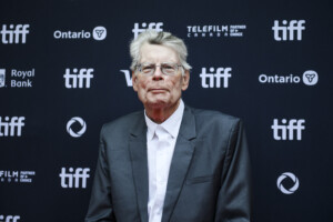 etats unis stephen king accuse de fausses informations sur kirk il supprime son message et presente ses excuses